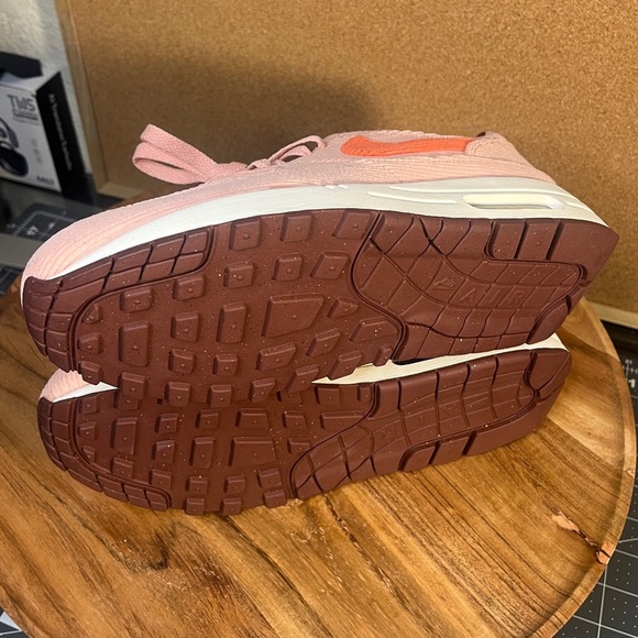 Nike
Air max 'corduroy
Coral stardust’
Brand new - Picture 7 of 11